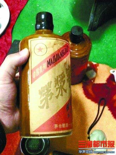 在長沙天心閣收藏市場上銷售的老酒。 記者 梁興 攝