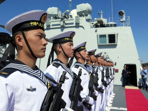 5月5日，在突尼斯拉古萊特港，中國海軍第十六批護(hù)航編隊(duì)?wèi)?zhàn)士列隊(duì)展示。