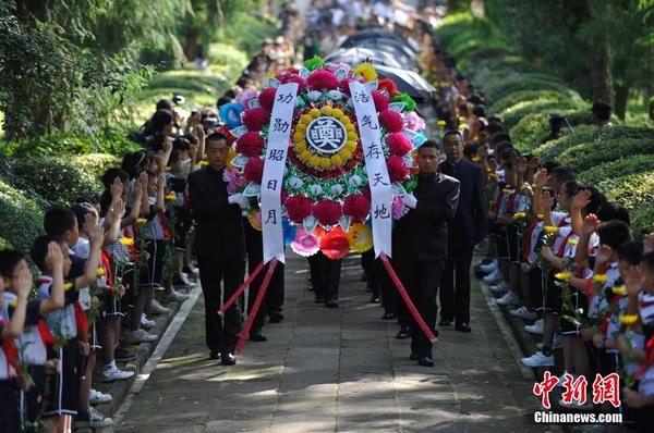 6月12日，2014“中國(guó)遠(yuǎn)征軍抗日陣亡將士”公祭活動(dòng)在云南騰沖舉行，從緬甸尋取的中國(guó)遠(yuǎn)征軍抗日陣亡將士部分遺骸，歸葬在騰沖國(guó)殤墓園中國(guó)遠(yuǎn)征軍抗日陣亡將士墓。中新社發(fā) 劉冉陽(yáng) 攝