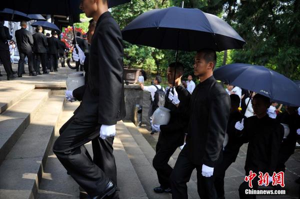 6月12日，2014“中國遠征軍抗日陣亡將士”公祭活動在云南騰沖舉行，從緬甸尋取的中國遠征軍抗日陣亡將士部分遺骸，歸葬在騰沖國殤墓園中國遠征軍抗日陣亡將士墓。中新社發(fā) 劉冉陽 攝3