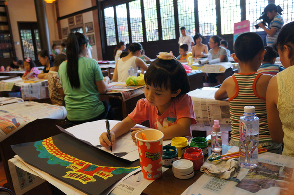 幼兒組的小選手在聚精會(huì)神地作畫