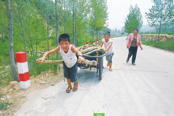 圖為大人晚上睡在提灌站旁，小孩拉著板車運水管…… 　　圖片來源：大河網