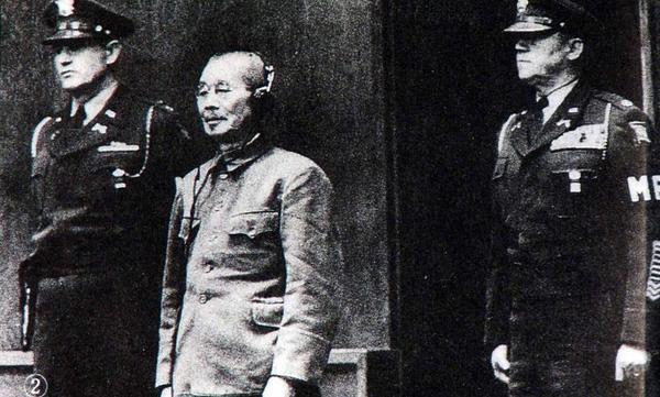 東條英機(jī)等7人的絞刑在1948年12月22日執(zhí)行，他們的尸體在火焚成灰以后，用軍艦撒到海里，任其隨風(fēng)飄去，使其無蹤跡可尋。圖為接受審判時的東條英機(jī)。