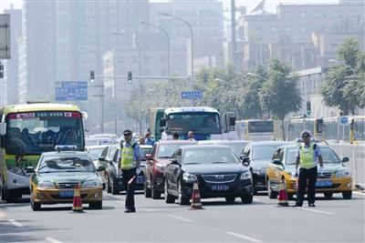 北京直升機(jī)降路口將心梗患者送往醫(yī)院(組圖)