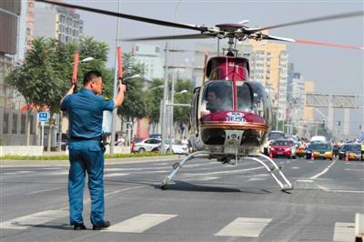 北京直升機(jī)降路口將心?；颊咚屯t(yī)院(組圖)