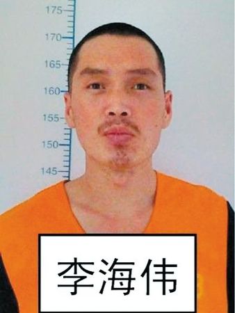 　逃跑時上穿淺藍色短袖警襯（無警銜和其他標志），下穿深色長褲，淺色鞋。