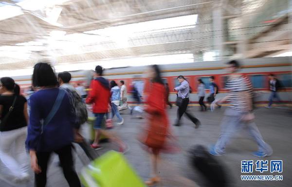 10月1日，旅客在安徽合肥火車站乘車。