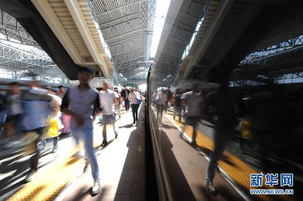 10月1日，旅客在安徽合肥火車站乘車。