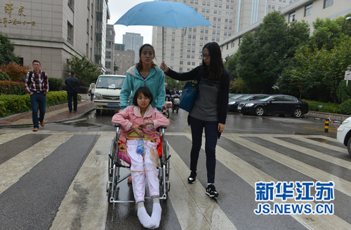 住院當(dāng)天，路上下起了小雨，記者為她撐起了雨傘。