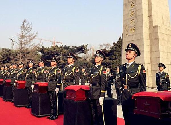 在韓志愿軍烈士遺骸安葬現(xiàn)場