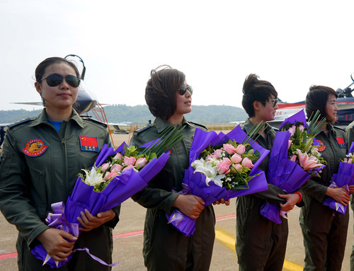 這是抵達(dá)珠海的空軍女飛行員（2014年11月5日攝）。