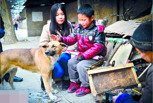 忠犬推殘疾主人去擺攤-天冷幫助人暖腳3