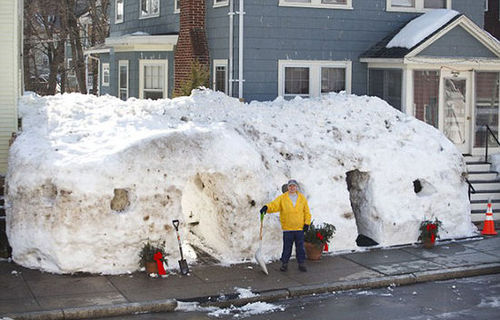 麥克卡夫在他鑿建的雪屋前留影。（網(wǎng)頁截圖）