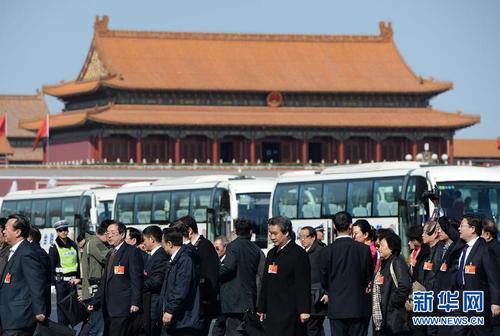 3月13日，全國政協(xié)十二屆三次會議在北京人民大會堂舉行閉幕會。這是全國政協(xié)委員抵達天安門廣場。 新華社記者李賀攝