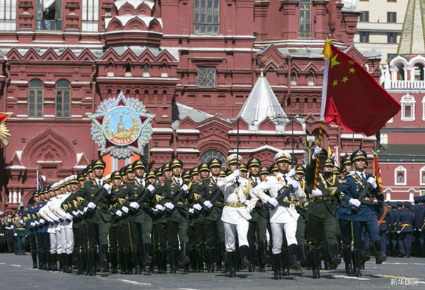 5月7日，在俄羅斯首都莫斯科，中國(guó)人民解放軍三軍儀仗隊(duì)在彩排中列隊(duì)行進(jìn)。當(dāng)日，俄羅斯在莫斯科紅場(chǎng)舉行紀(jì)念衛(wèi)國(guó)戰(zhàn)爭(zhēng)勝利70周年紅場(chǎng)閱兵式總彩排。新華社記者馬占成攝