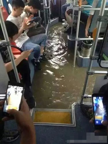 6月2日，江蘇多地出現(xiàn)暴雨，省會(huì)南京更是達(dá)到大暴雨級(jí)別，這是南京今年來(lái)最大的一場(chǎng)雨，全城被淹，部分地區(qū)水深及腰。雖未到梅雨季節(jié)，但南京這場(chǎng)雨，已頗具汛期神韻。