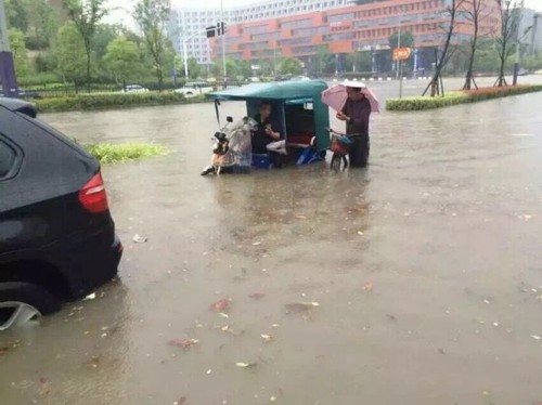 圖為暴雨中的南京。1