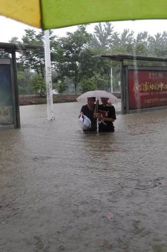 圖為暴雨中的南京。4