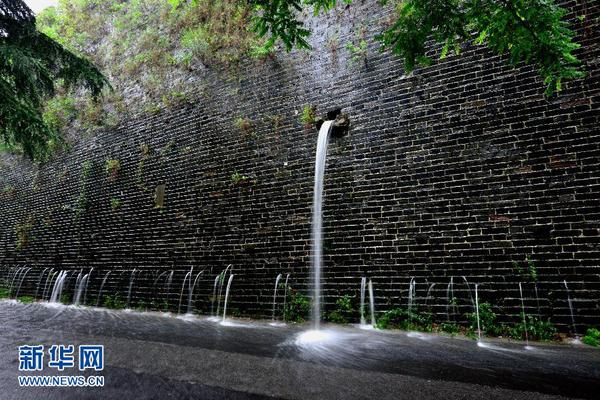 　 6月27日，南京明城墻太平門(mén)段再現(xiàn)“龍吐水”景觀。　　