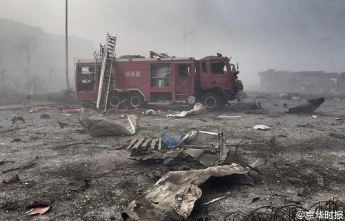 目前，躍進路上還停放著大量被爆炸毀的大貨車，有些車輛仍處于點火狀態(tài)。京華時報 韓天博 潘之望 攝