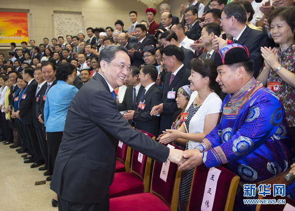 8月18日，中共中央政治局常委、全國政協(xié)主席俞正聲在北京會見第六次全國民族教育工作會議代表并與大家合影留念。 新華社記者 謝環(huán)馳 攝