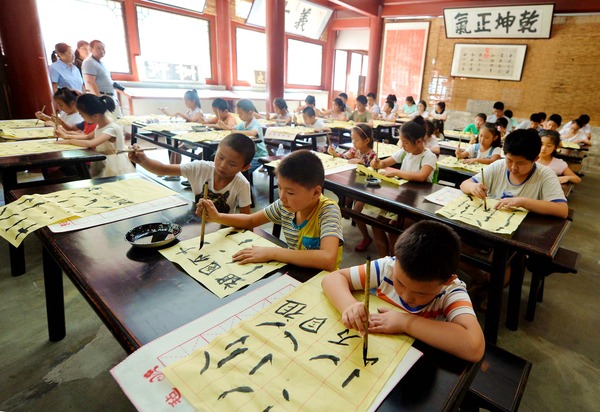 　　八月十五日，北京高碑店首屆中國書畫藝術節(jié)在高碑店國粹書畫藝術區(qū)拉開帷幕。在科舉匾額博物館，高碑店小學的同學通過學做拓片、誦讀弟子規(guī)、中國繪畫書法等課程學習傳統(tǒng)文化。本報記者 賈寧 攝