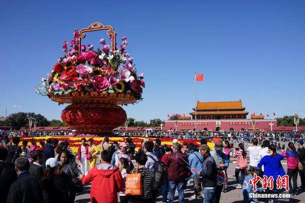 10月1日，大量游客在天安門廣場(chǎng)拍照留念。當(dāng)天是國(guó)慶假期首日。中新社記者 侯宇 攝