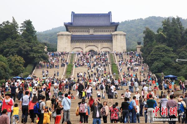 10月1日，江蘇省南京市，當(dāng)日是“十一”黃金周的第一天，很多游客來(lái)到南京中山陵參觀(guān)游覽，中山陵景區(qū)迎來(lái)客流高峰。中新社發(fā) 姚俊 攝