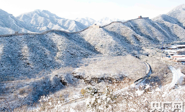 　雪后居庸關(guān)美景。