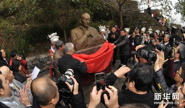 11月30日，吳清源銅像在鳳凰古城揭幕。