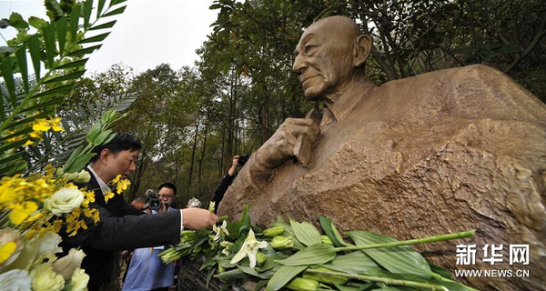 11月30日，吳清源銅像在鳳凰古城揭幕。1