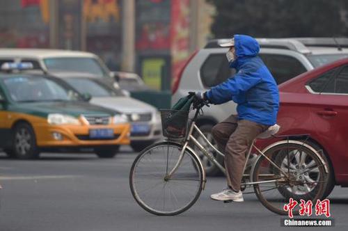 12月7日 北京遭新一輪霧霾侵襲 氣象臺(tái)再次發(fā)布橙色預(yù)警。 中新網(wǎng)記者 金碩 攝