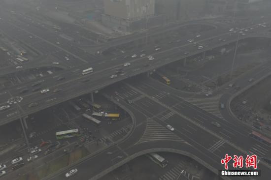 霧霾中CBD中央商務(wù)區(qū)國貿(mào)橋，單雙號實行車輛明顯減少。 圖片來源：視覺中國