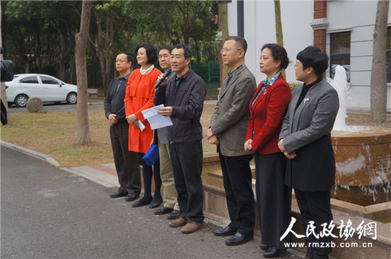 致公黨福建省委副主委、致公黨廈門市委主委徐平東（右四）宣布開營。_副本