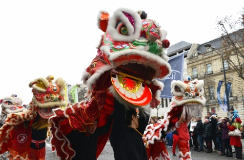 1月1日，在法國(guó)巴黎，來(lái)自巴黎華埠的謝卓賢金龍醒獅武術(shù)隊(duì)在香榭麗舍大街表演舞獅。