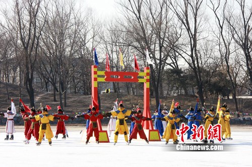 2011年，清代歷史上被視為“國俗”的冰嬉表演重現(xiàn)古都北京。 應(yīng)妮 攝