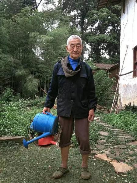 酷斃了！孫子給85歲爺爺拍了一組街拍照