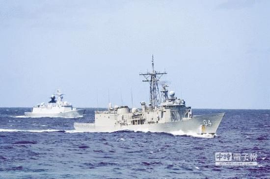 資料圖：1月1日，在澳洲以東海域，解放軍海軍益陽(yáng)艦（左）和澳洲海軍達(dá)爾文號(hào)護(hù)衛(wèi)艦（右）在南太平洋舉行聯(lián)合演練。