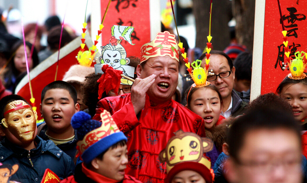 2月4日是中國傳統(tǒng)節(jié)氣立春，北京東四街道社區(qū)居民頭戴金猴頭飾參加“春官春吏報春”活動。