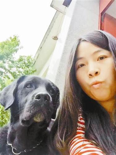 圖為田先生的徒弟和導盲犬喬喬親密合影。