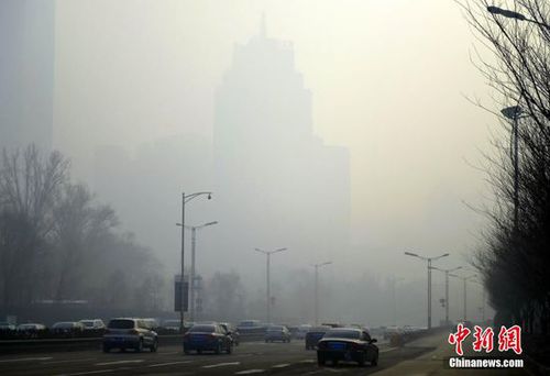 2月23日，新疆烏魯木齊市再度出現(xiàn)重度霧霾天氣，整個城市籠罩在霧霾之中，空氣質(zhì)量指數(shù)為嚴重污染。22日為農(nóng)歷正月十五，該市隨處都可聽到燃放煙花炮竹的聲音，夜晚時分達到頂峰，燃放煙花炮竹產(chǎn)生的煙霧，久久無法散去。圖為城區(qū)高層樓宇隱沒在霧霾之中，遠看酷似“海市蜃樓”。