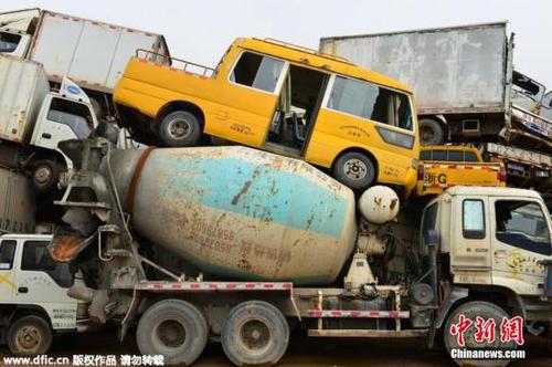 資料圖：2015年4月8日，浙江義烏市治理淘汰黃標(biāo)車回收倉庫，6000多輛淘汰回收的各類黃標(biāo)車等待拆解。 呂斌 攝 圖片來源：東方IC 版權(quán)作品 請勿轉(zhuǎn)載