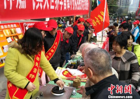 鄭州古稀“活雷鋒”的雷鋒日：很忙但很開心（圖）