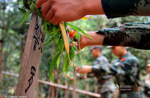 瑞麗邊防大隊江橋警犬復訓基地的官兵在悼念“警犬戰(zhàn)友”，敬獻花環(huán)。