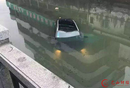 女司機(jī)將車倒河里