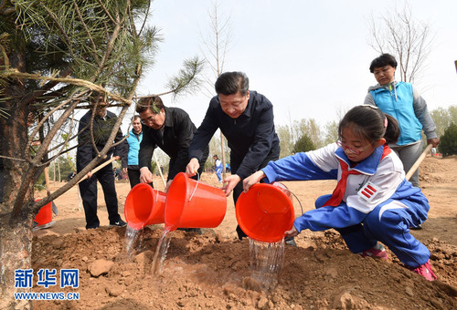 4月5日，黨和國家領導人習近平、李克強、張德江、俞正聲、劉云山、王岐山、張高麗等來到北京市大興區(qū)西紅門鎮(zhèn)參加首都義務植樹活動。 這是習近平同大家一起給剛栽下的樹苗澆水。新華社記者 李學仁 攝