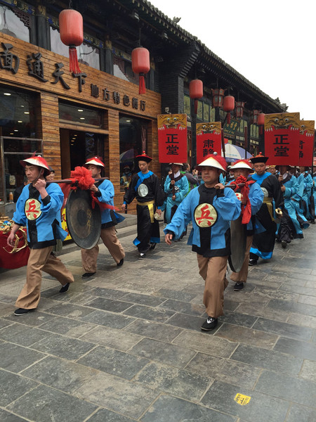 在真君廟的大戲臺(tái)上，晉商神韻藝術(shù)團(tuán)正在表演