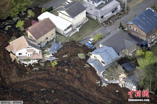 地震還引發(fā)山體滑坡。熊本縣南阿蘇村發(fā)生嚴(yán)重山體滑坡，多所居民住宅被毀。專家擔(dān)憂的，還在于這連續(xù)兩次強(qiáng)震皆發(fā)生在熊本縣境內(nèi)的著名活火山阿蘇山附近。而當(dāng)天上午阿蘇山的中岳第一火口，已經(jīng)發(fā)生了小規(guī)模的噴火。