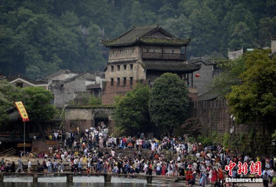 5月1日，正值“五一”小長(zhǎng)假第二日，湖南鳳凰古城迎來(lái)了旅游高峰。 楊華峰 攝