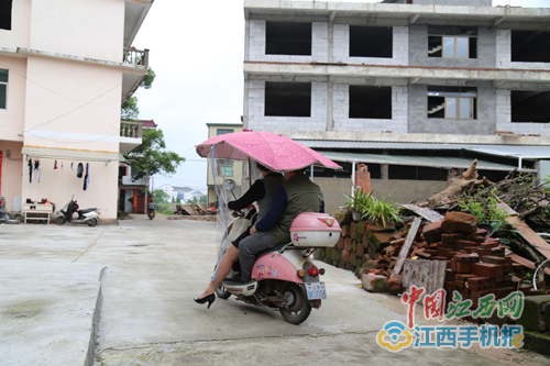 這輛換了三次電瓶的電動(dòng)車(chē)，是王勇妻子鄭紅梅接送孩子的專(zhuān)車(chē)?！拔矣旭{照，很想買(mǎi)輛二手車(chē)接送孩子，但王勇把錢(qián)都捐給困難的當(dāng)事人，家里沒(méi)錢(qián)?！? suffix=